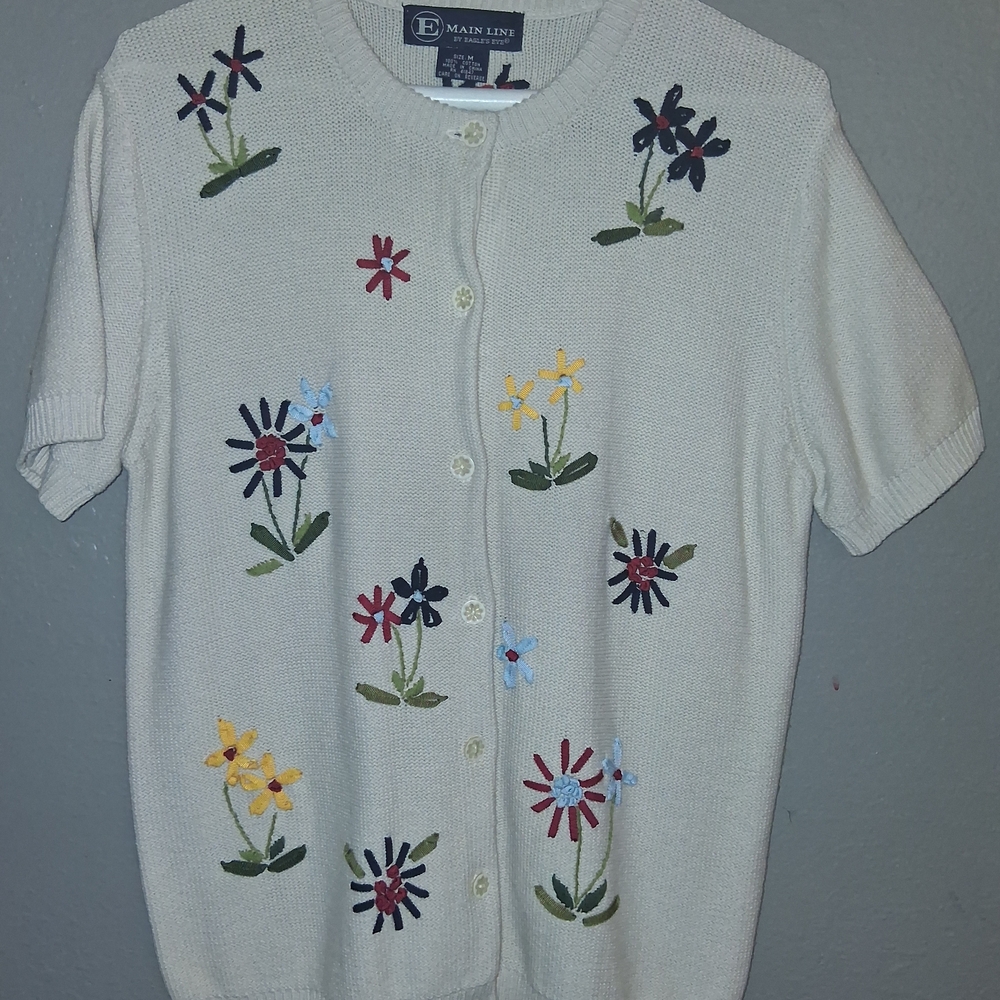 Elegant Floral Embroidered Cardigan in Cream
